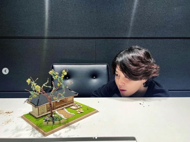방탄소년단 지민, 한옥 매력에 푹 빠짐...잘생김이 넘쳐 흘러[TEN★]