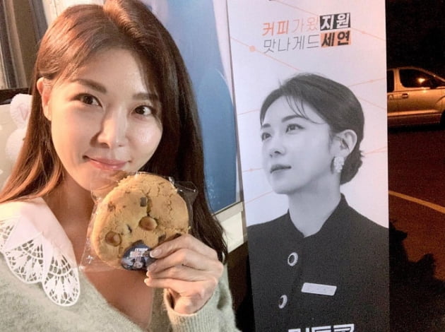 하지원, 40대 중반인데 햇살 같은 청순미...쿠키로 가려지는 작은얼굴[TEN★]