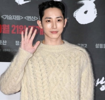 이수혁, 지드래곤과 여행 중...가려도 숨길 수 없는 비주얼[TEN★]