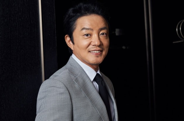 "기계 욕심 많은 나, ♥이윤진에 물어봤더니…" 이범수, 채팅 메신저 안 쓰는 이유[인터뷰②]