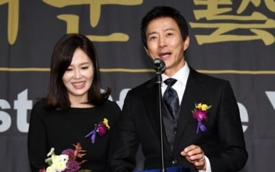 '혀로 아내 눈 닦아준' 최수종 ♥ 하희라, 웨딩 사진만 3번...'결혼 29년' 차에도 연예계 대표 잉꼬부부 [TEN피플]