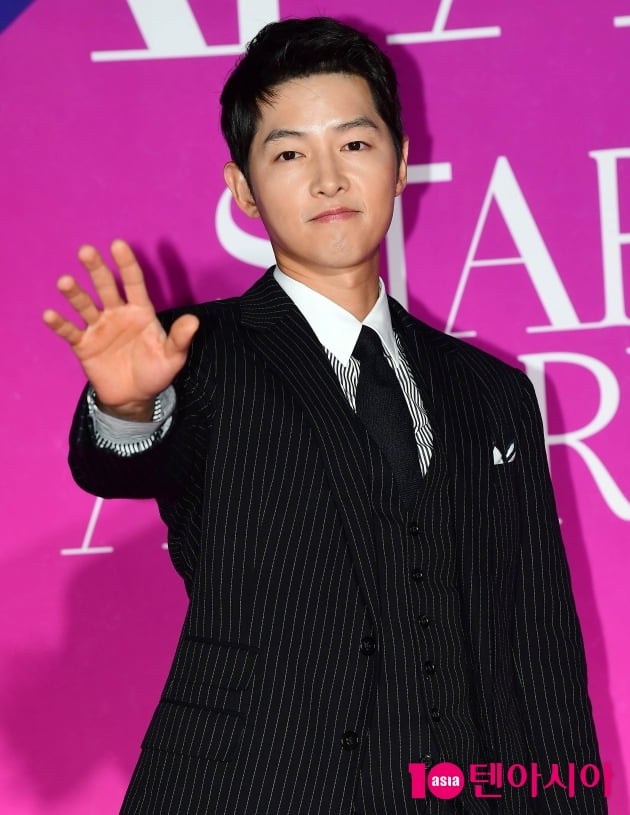 [TEN 포토] 송중기 '오랜만에 인사드려요'