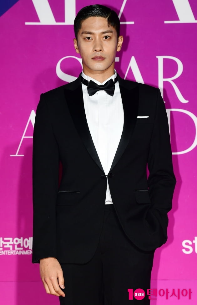 [TEN 포토] 성훈 '짧은 머리로 변신'