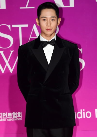 [TEN 포토] 정해인 '젠틀한 포토타임'