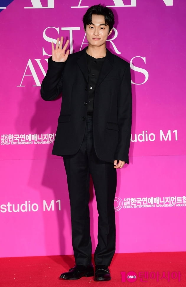 [TEN 포토] 윤찬영 '훈훈한 인사'