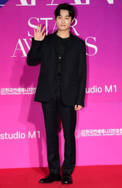 [TEN 포토] 윤찬영 '훈훈한 인사'
