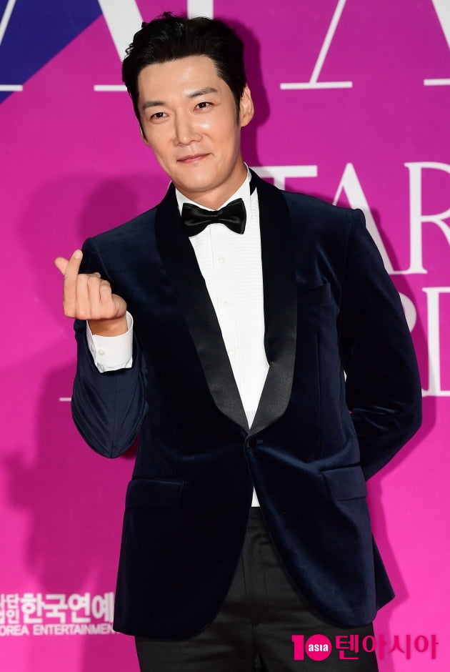 [TEN 포토] 최진혁 '멋진 하트'