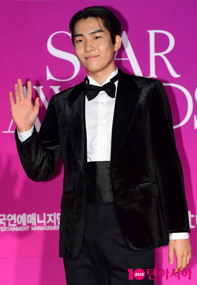[TEN 포토] 탕준상 '인사도 근사하게'