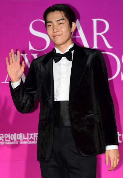 [TEN 포토] 탕준상 '인사도 근사하게'