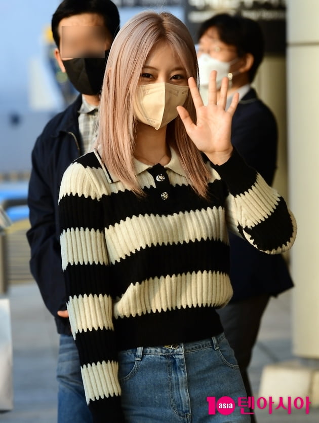 [TEN 포토] 트와이스 쯔위 '손 흔드는 인형'