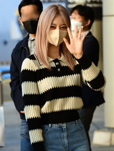 [TEN 포토] 트와이스 쯔위 '손 흔드는 인형'