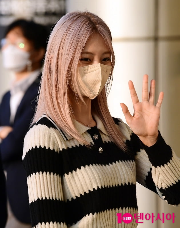 [TEN 포토] 트와이스 쯔위 '마스크 넘어 이쁨'