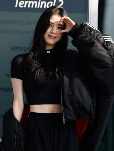 [TEN 포토] 한소희 '사랑스러운 하트'