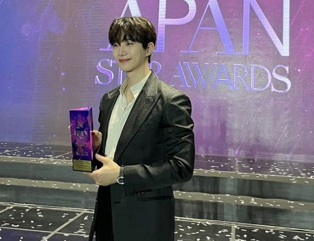이준호, 댄디남의 시상식 룩…블랙 앤 화이트로 뽐낸 청초한 매력[TEN★]