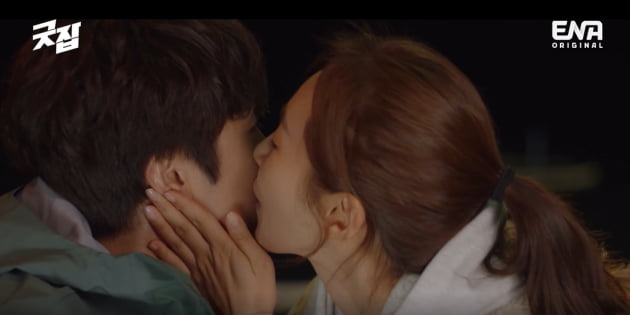 [종합] 잊을만하면 열애설 날만하네…권유리♥정일우, 키스 퍼부으며 해피엔딩('굿잡')