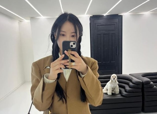 효민, 명품 L사 가방 들고 나홀로 패션쇼…반려견도 지쳤네[TEN★]