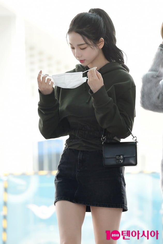 [TEN 포토] 에스파 카리나 '자연광도 돕는 '독보적 분위기' '