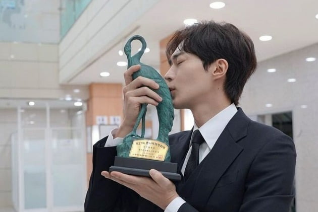'류승룡의 그 남자' 무진성, 데뷔 9년만 신인상 "헛된 시간만은 아니었다"[TEN★]