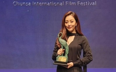 "요즘 울컥하는 일 많다" 오나라, 조연상 영광…류승룡→김희선 축하[TEN★]
