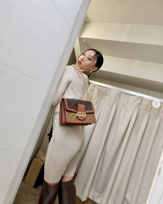 (사진=화사 SNS)