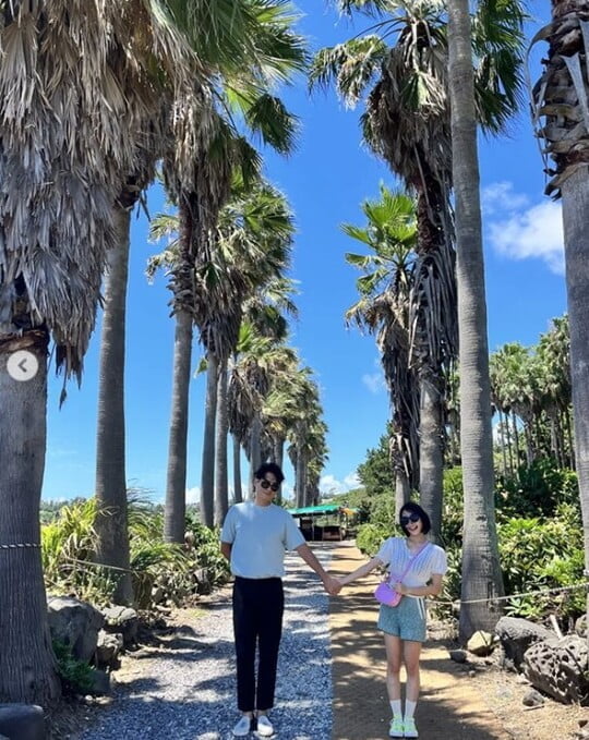 이지훈, ♥아야네와 매일이 신혼이네…떨어질 줄 모르는 꼭 잡은 두 손 [TEN★]