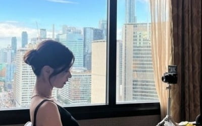 정소민, 청순 여신 자태…창가 아래서 햇살 가득 빛난 비주얼[TEN★]