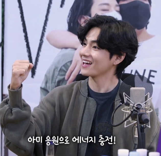 방탄소년단 뷔, 별밤지기 비하인드 영상...'아미 응원으로 에너지 충전'
