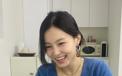이하이, 청순·청초美 과시…와인 한 잔에 피어난 웃음꽃[TEN★]
