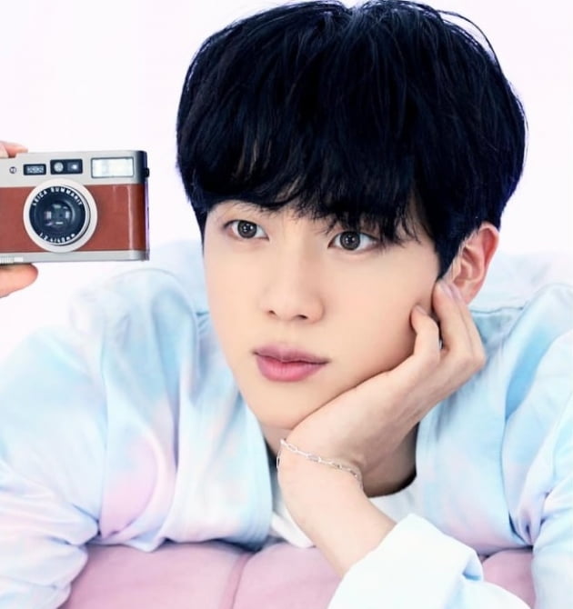 방탄소년단 진, '가장 잘생긴 한국 아티스트' 1위... 올해에만 비주얼 투표 7관왕 '비주얼킹'