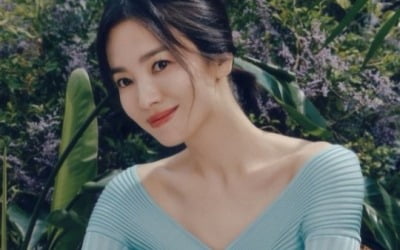 송혜교, 품격 넘치는 '우아美'…은은 미소 보인 톱 여배우[TEN★]
