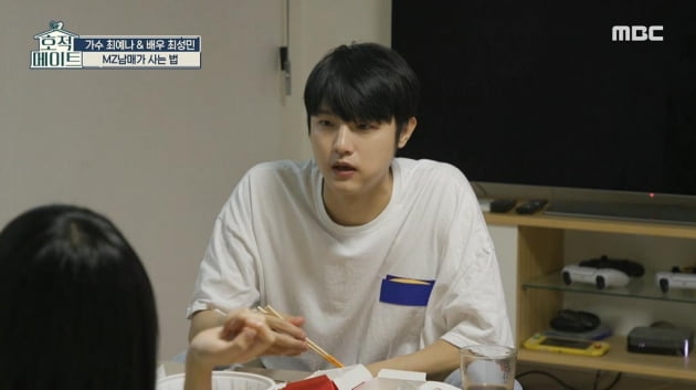 [종합] "르세라핌 김채원, 집에서 자고 간다"…최성민, 동생 최예나 친구들과 '찐친'('호적메이트')