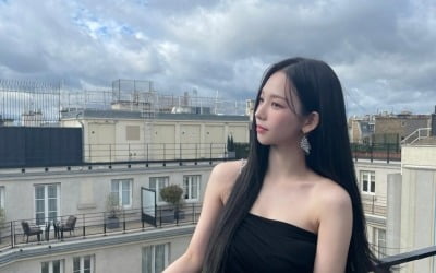카리나, 파리에 나타난 여신…검은 튜브톱으로 드러낸 '청순·섹시美'[TEN★]