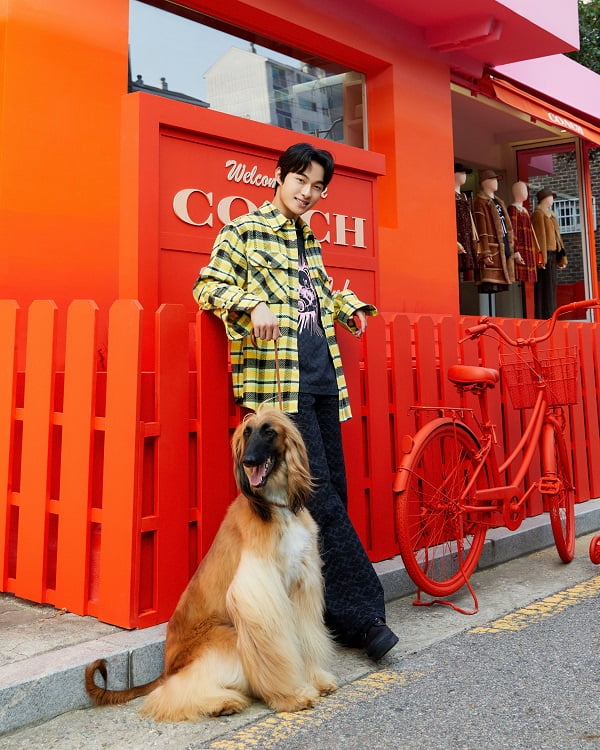 윤찬영과 예리가 방문한 코치(COACH), 2022 가을 팝업 스토어 화제