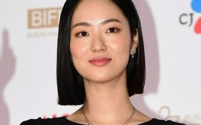 [TEN 포토] 전여빈 '반짝이 옷보다 빛나는 미모'(27th BIFF)