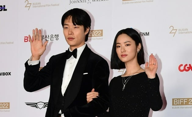 [종합] 故 강수연 추모·한예리의 양조위 향한 헌사…화려한 닻 올린 부산의 밤[27th BIFF]