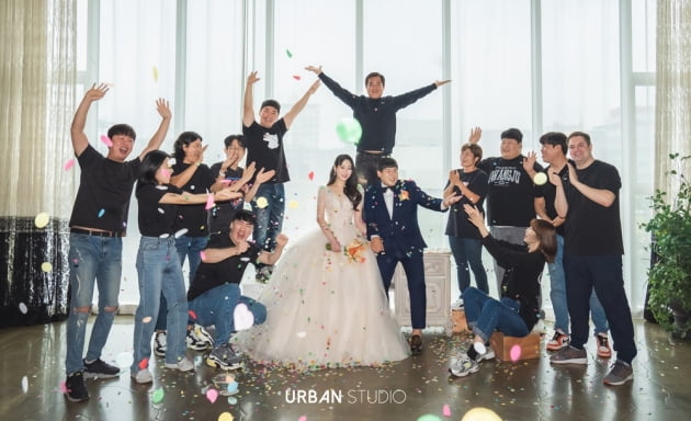 김수영, 8살 연하와 11월 결혼…개그 분장한 웨딩 화보 공개