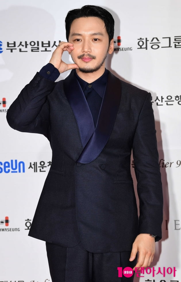 [TEN 포토] 변요한 '시크한 하트'