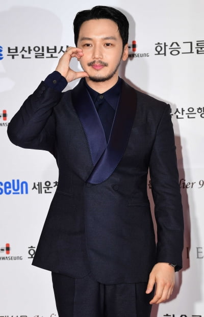 [TEN 포토] 변요한 '시크한 하트'