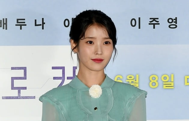아이유, '브로커'로 올해의 스타상 "불철주야 투표해준 유애나 감사"[2022 부일영화상]