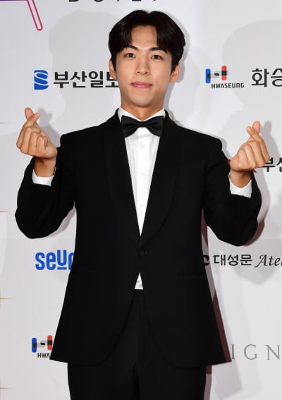 [TEN 포토] 주종혁 '대세남의 하트'