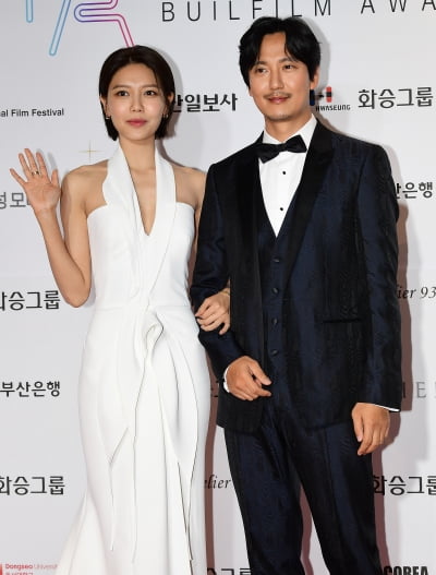 [TEN 포토] 최수영-김남길 '돋보이는 선남선녀'