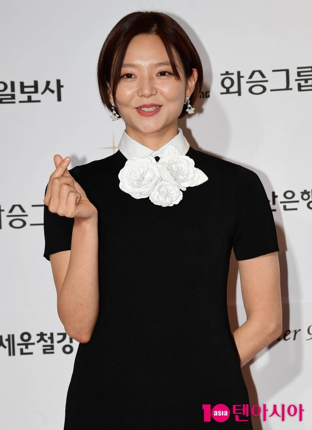 [TEN 포토] 이솜 '하트 드려요'