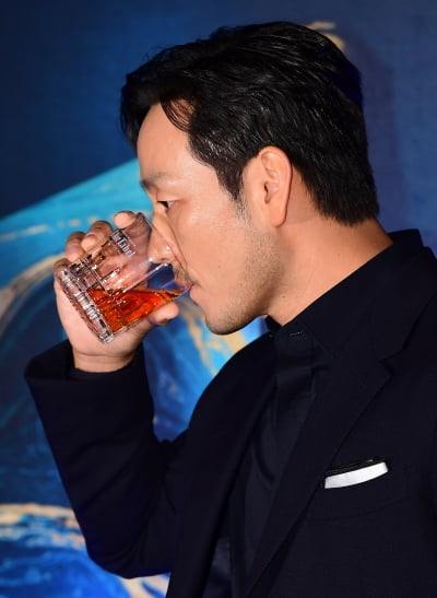 [TEN 포토] 박해수 '술도 남다른 고품격'