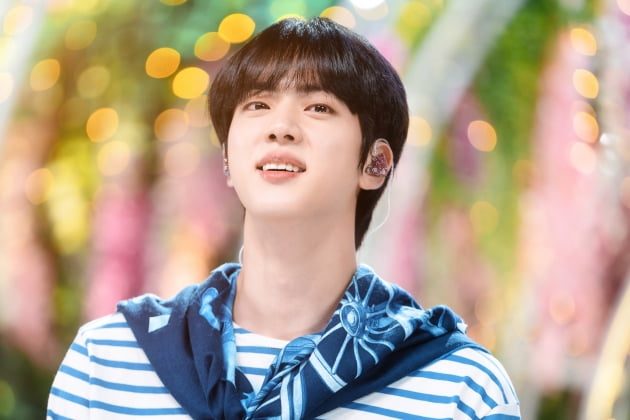 방탄소년단 진, 부산 콘서트 앞두고 팬들의 화려한 응원..'모든 시간속에 우린 함께야' 