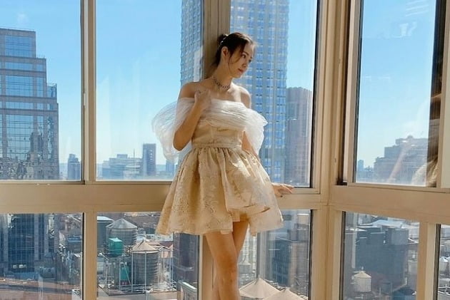 '권상우♥' 손태영, 쇄골 다 드러낸 드레스 자태…디자이너 손 거친 변신[TEN★]