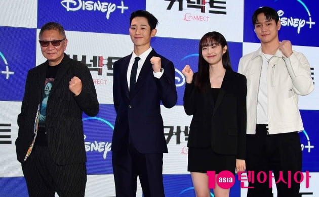 [TEN 포토] 미이케 타카시 감독-정해인-김혜준-고경표 '힘찬 '커넥트' 파이팅!'