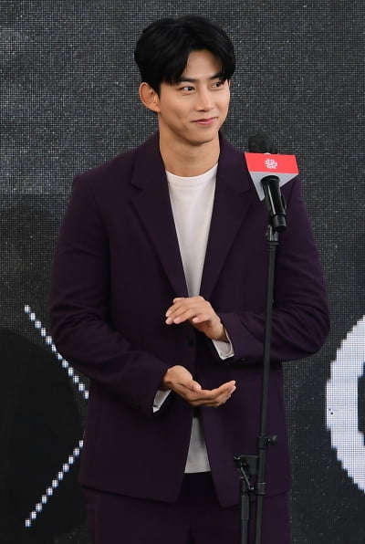 [TEN 포토] 옥택연 '바라보면 심쿵'