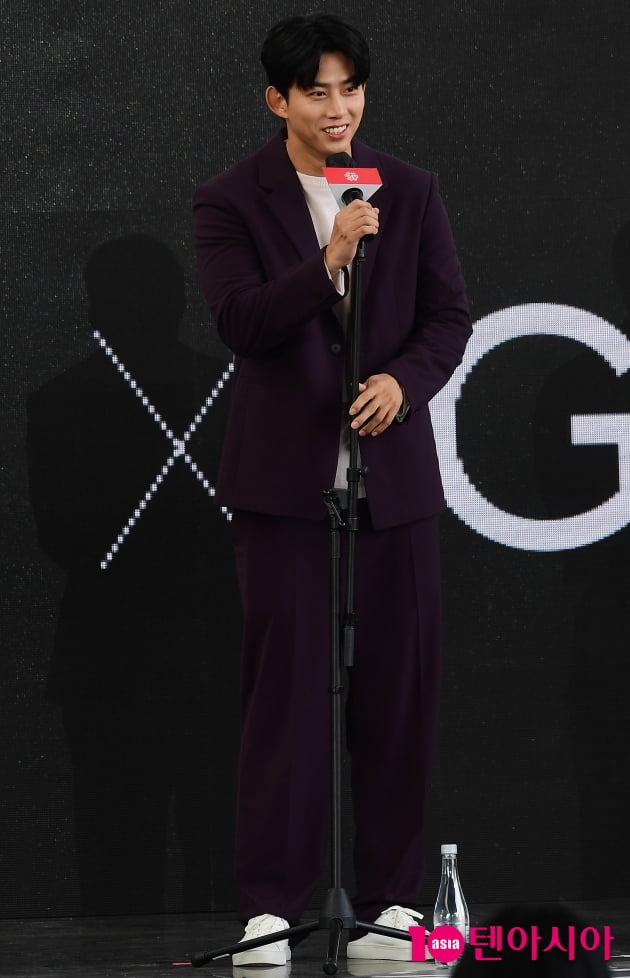 [TEN 포토] 옥택연 '시선사로 잡는 보라색 스튜핏'