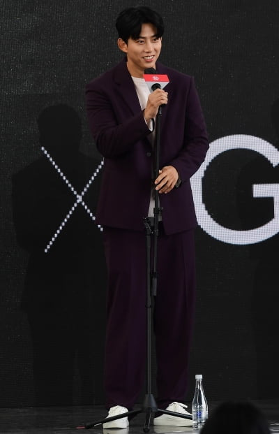 [TEN 포토] 옥택연 '시선사로 잡는 보라색 스튜핏'