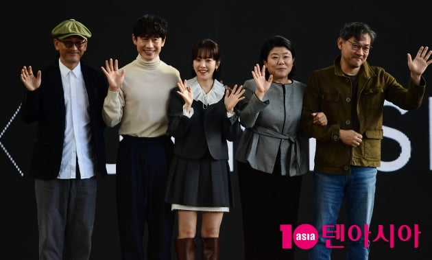 [TEN 포토] '욘더' 주역들이 부산 시민들에게 인사